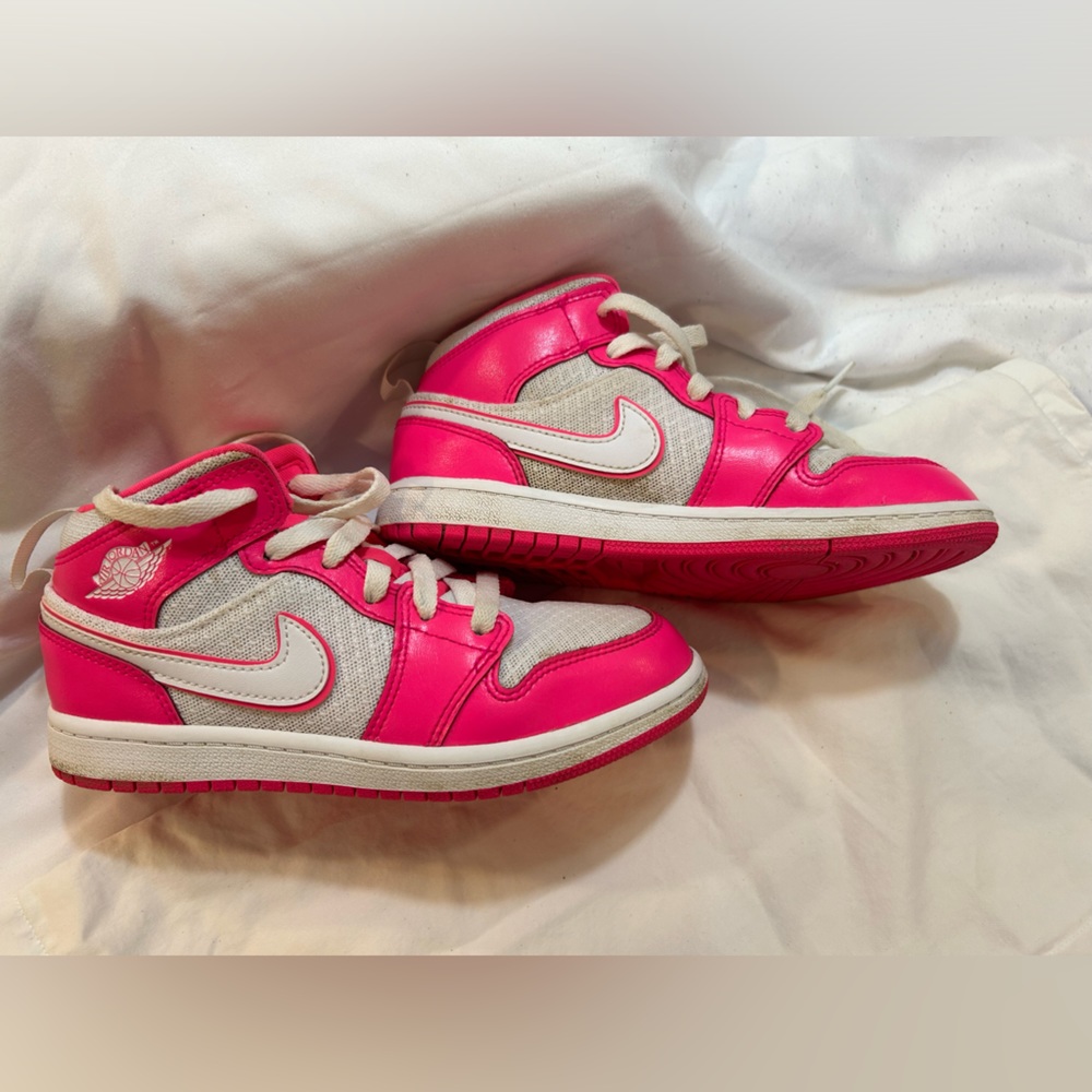 Air Jordan 1 Mid Hyper Pink-White shoes - Picture 1 of 8